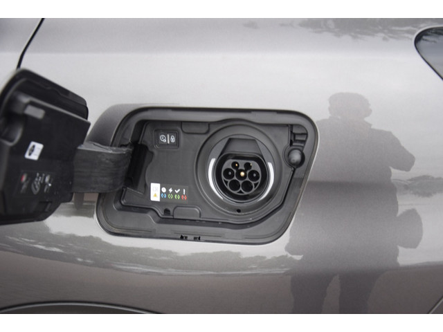 Peugeot 3008 1.6 HYbrid 225 Allure Pack Navi/Camera/PDC/Clima Peugeot 3008 1.6 HYbrid 225 Allure Pack Navi/Camera/PDC/Clima
