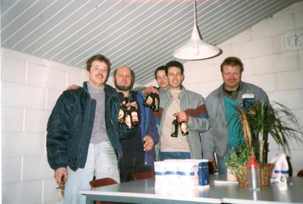 Vrijdagmiddag, na een week hard werken kent gezelligheid geen tijd. V.l.n.r Theo, Peter, Joop, Henk en Wouter